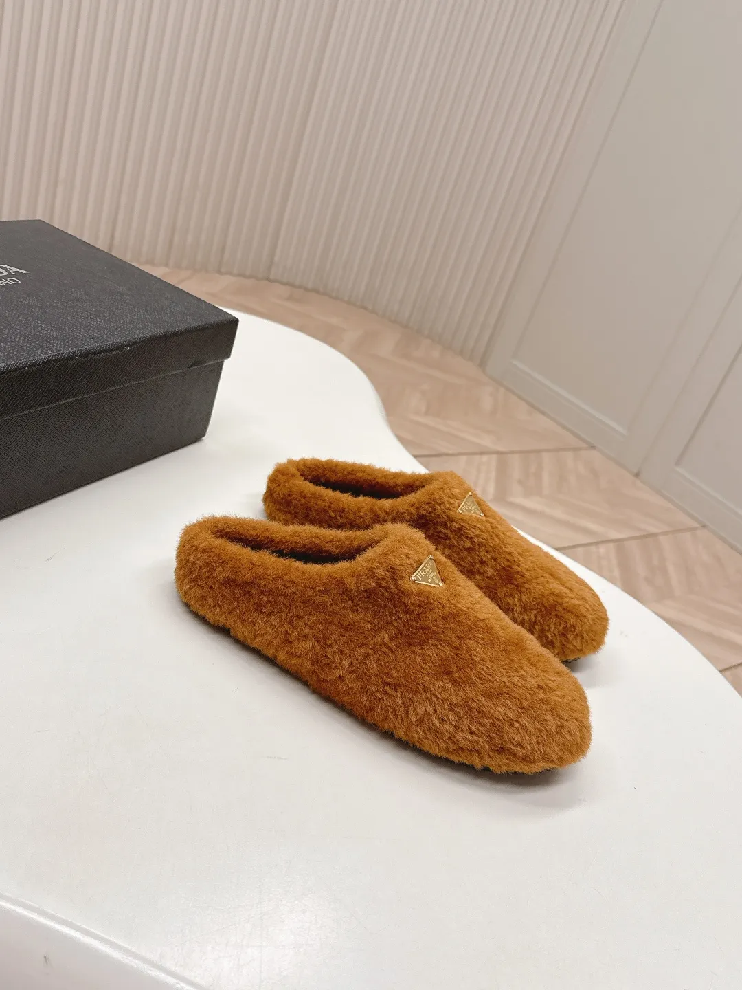 👟👟Ex-factory price 520👟👟 Prada prada25 autumn and winter furry slippers series, half-slip wool slippers, classic triangle buckle, comfortable, cute, cute, fashionable, elegant and versatile, the wool is comfortable and soft, awakening the warmth of autumn and winter. Let you walk comfortably from morning to night. Pair it with socks to easily cope with the changing seasons. Wool, sheep pattern lining, original outsole! 35-40 yards